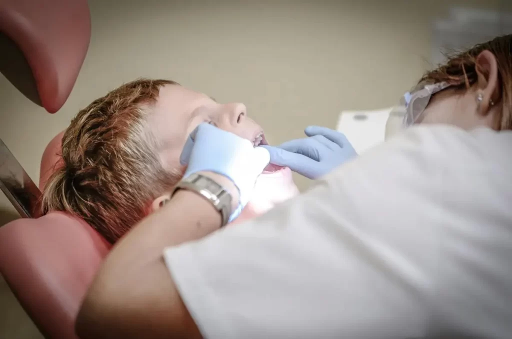 Il dentista pediatrico, o odontoiatra per bambini, è uno specialista dedicato alla cura e alla prevenzione delle problematiche orali nei pazienti pediatrici.