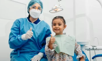 È essenziale rivolgersi a un dentista pediatrico, noto anche come odontoiatra per bambini, sin dai primi anni di vita del bambino.
