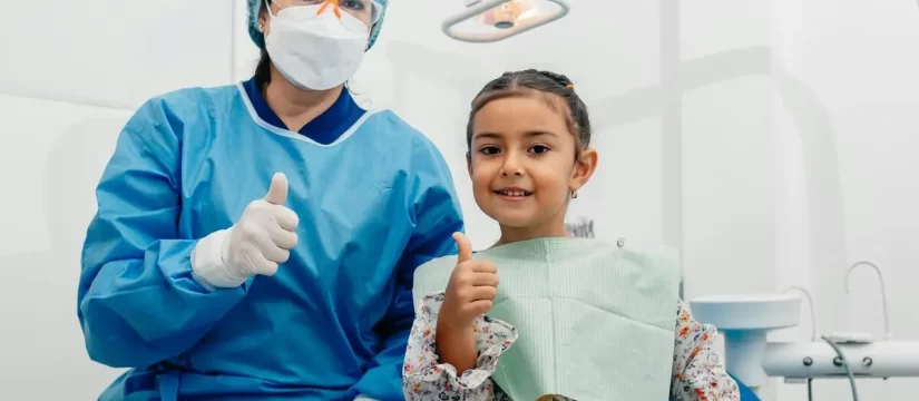 È essenziale rivolgersi a un dentista pediatrico, noto anche come odontoiatra per bambini, sin dai primi anni di vita del bambino.