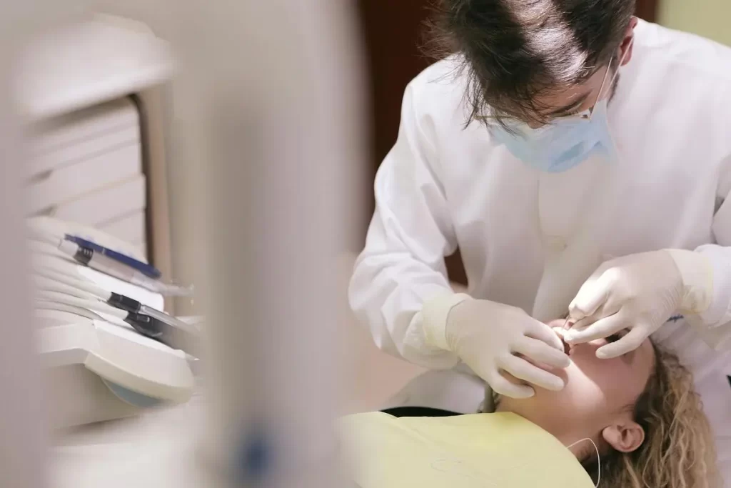 La prevenzione è uno degli aspetti fondamentali della cura odontoiatrica pediatrica. Un dentista pediatrico è specializzato nel rilevare e trattare problemi come la carie dentale, 